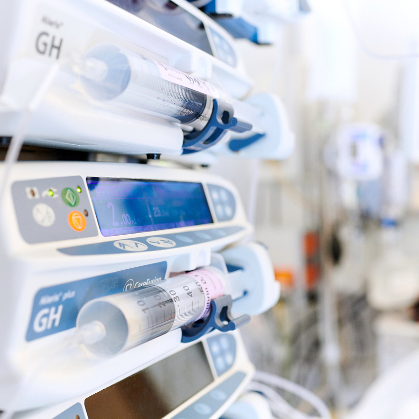 Medizinische Infusionspumpen mit digitalen Anzeigen in einem klinischen Umfeld.