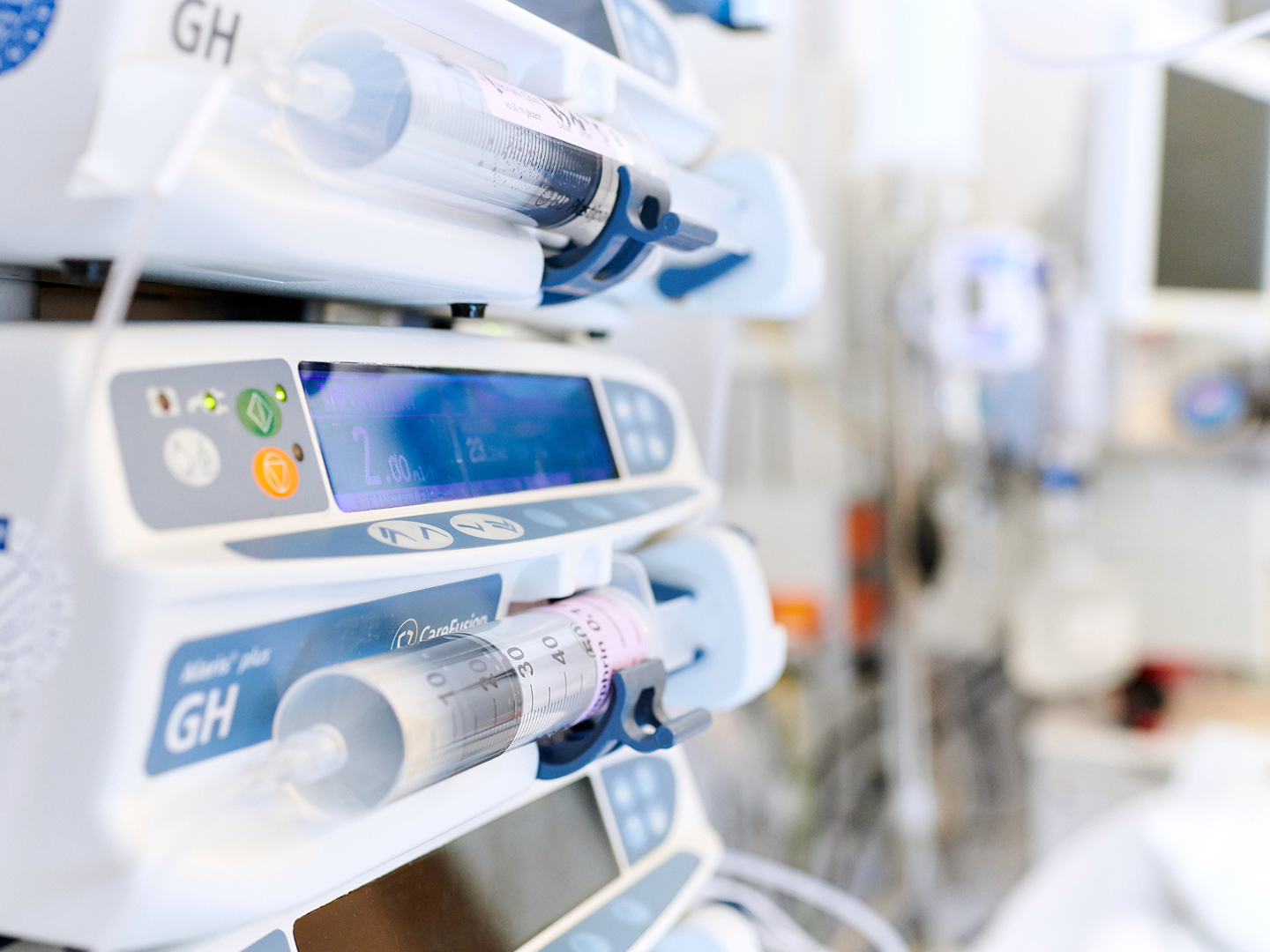Medizinische Infusionspumpen mit digitalen Anzeigen in einem klinischen Umfeld.