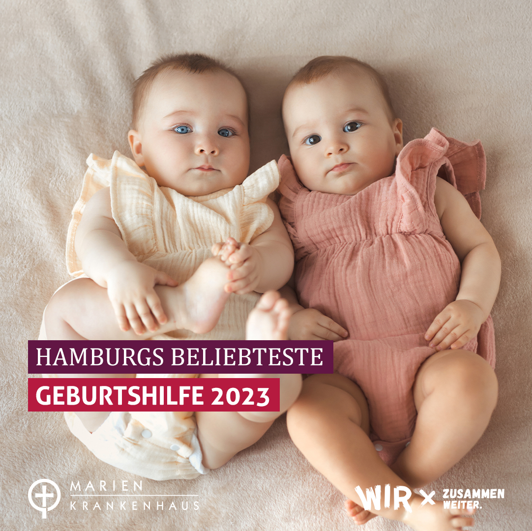 Zwei Säuglinge, die auf einer Decke liegen. Darüber der Text "Hamburgs beliebteste Geburtshilfe 2023" mit den Logos des Marienkrankenhaus un Wir x Zusammen Weiter.
