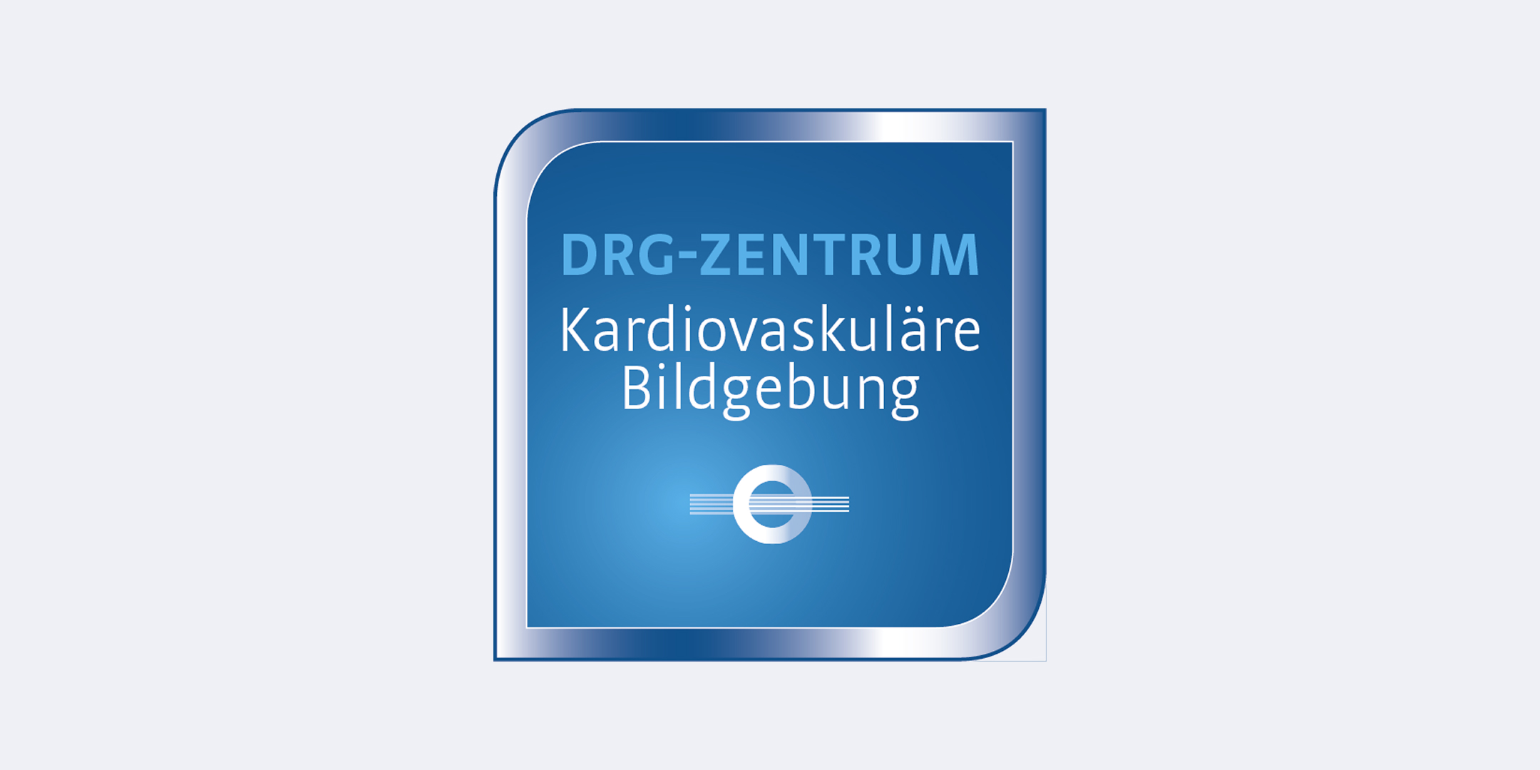 Logo des DRG-Zentrums für kardiovaskuläre Bildgebung in Blau mit silbernem Rahmen.