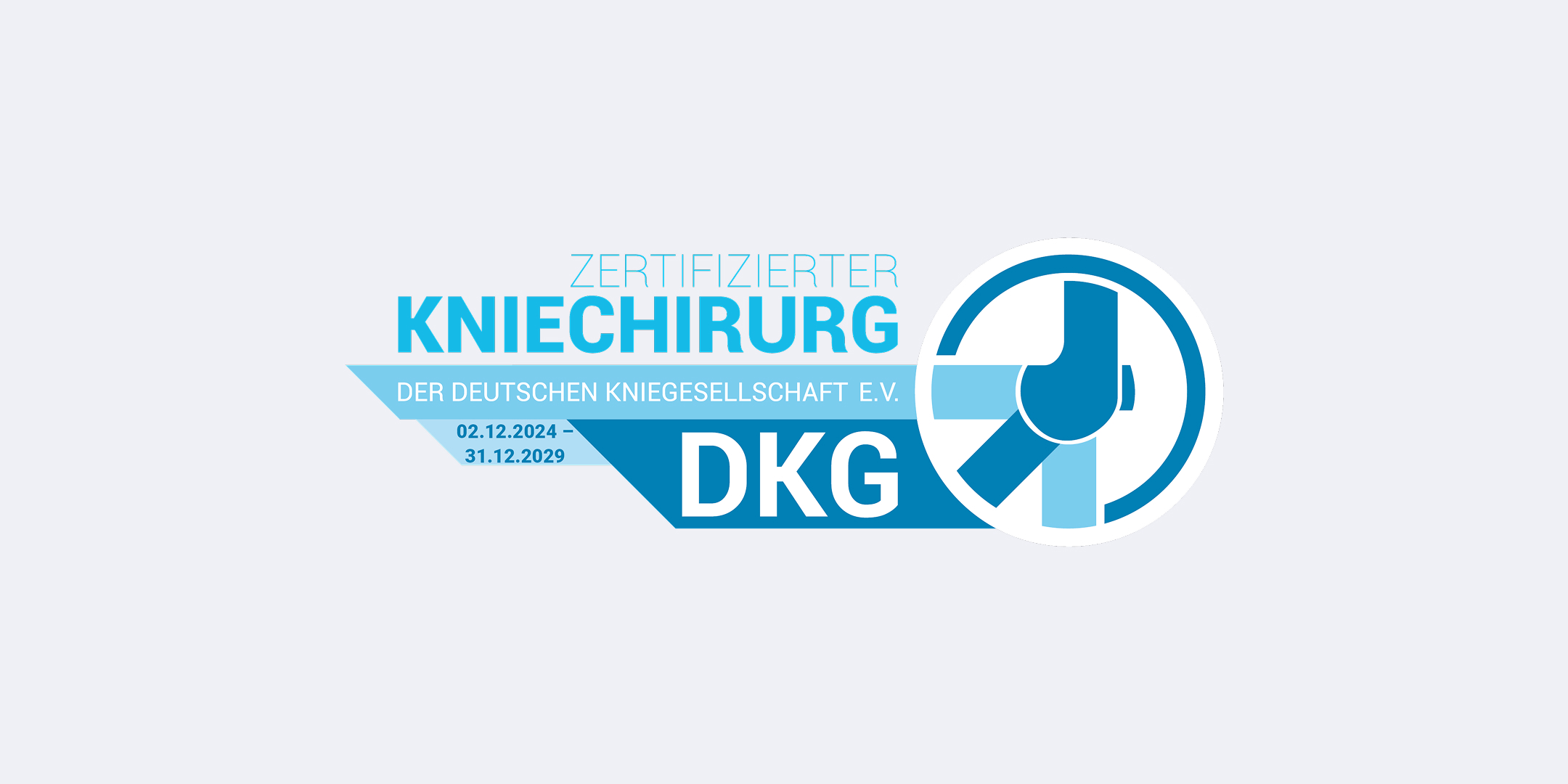 Logo "Zertifizierter Kniechirurg" der Deutschen Kniegesellschaft. e. V. mit einer Abbildung eines stilisierten Kniegelenks in einem Kreis zeigt.