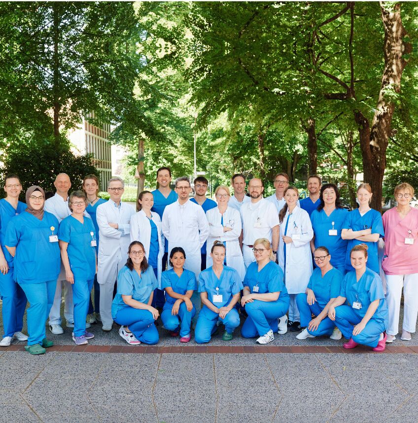 Gruppe Team Kardiologie vor Bäumen