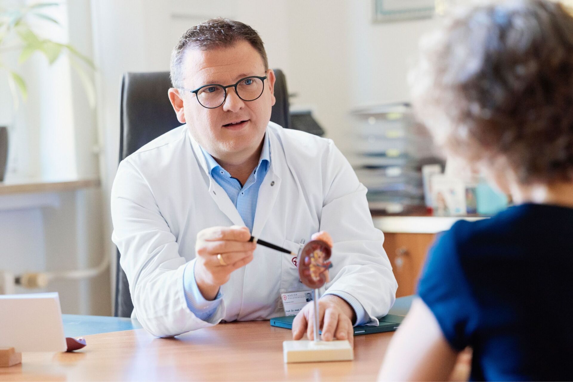 Arzt im Gespräch mit Patientin