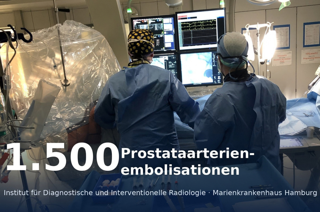 2 Ärzte von hinten in einer Operation